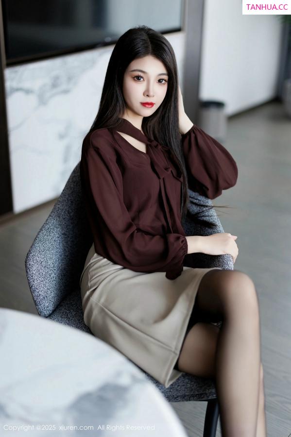   [XiuRen]高清写真图 2025.02.11 No.9868 初梦瑶 黑丝美腿第2张图片